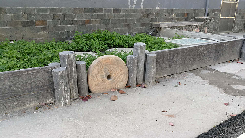 石磨盤(pán)仿木樁組合.jpg